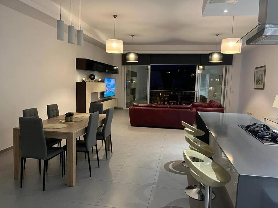 Seafront Two Bedroom Apartment Сент Джулианс Экстерьер фото