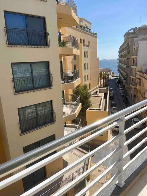 Seafront Two Bedroom Apartment Сент Джулианс Экстерьер фото